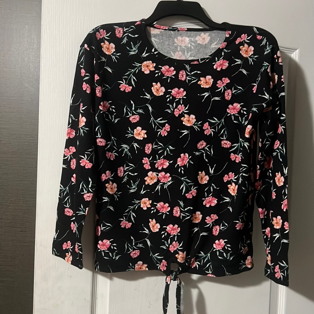 Long sleeve shirt with tie at the bottom